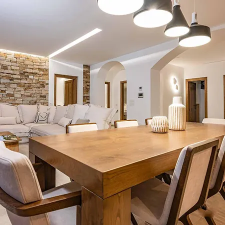 Alba Thesan * Marathiás